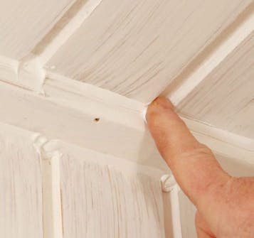 Maling af listeloft: Så glatter vi fugemassen i hullerne ud Maling af listeloft: Så glatter vi fugemassen i hullerne ud